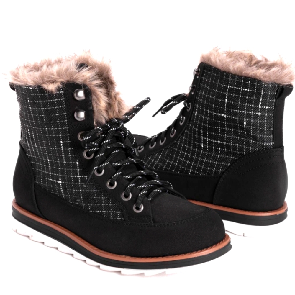 NWT. MUK LUKS® Women's Sigrid Boots, Flat Heel, Black and White. Cold Weather 10